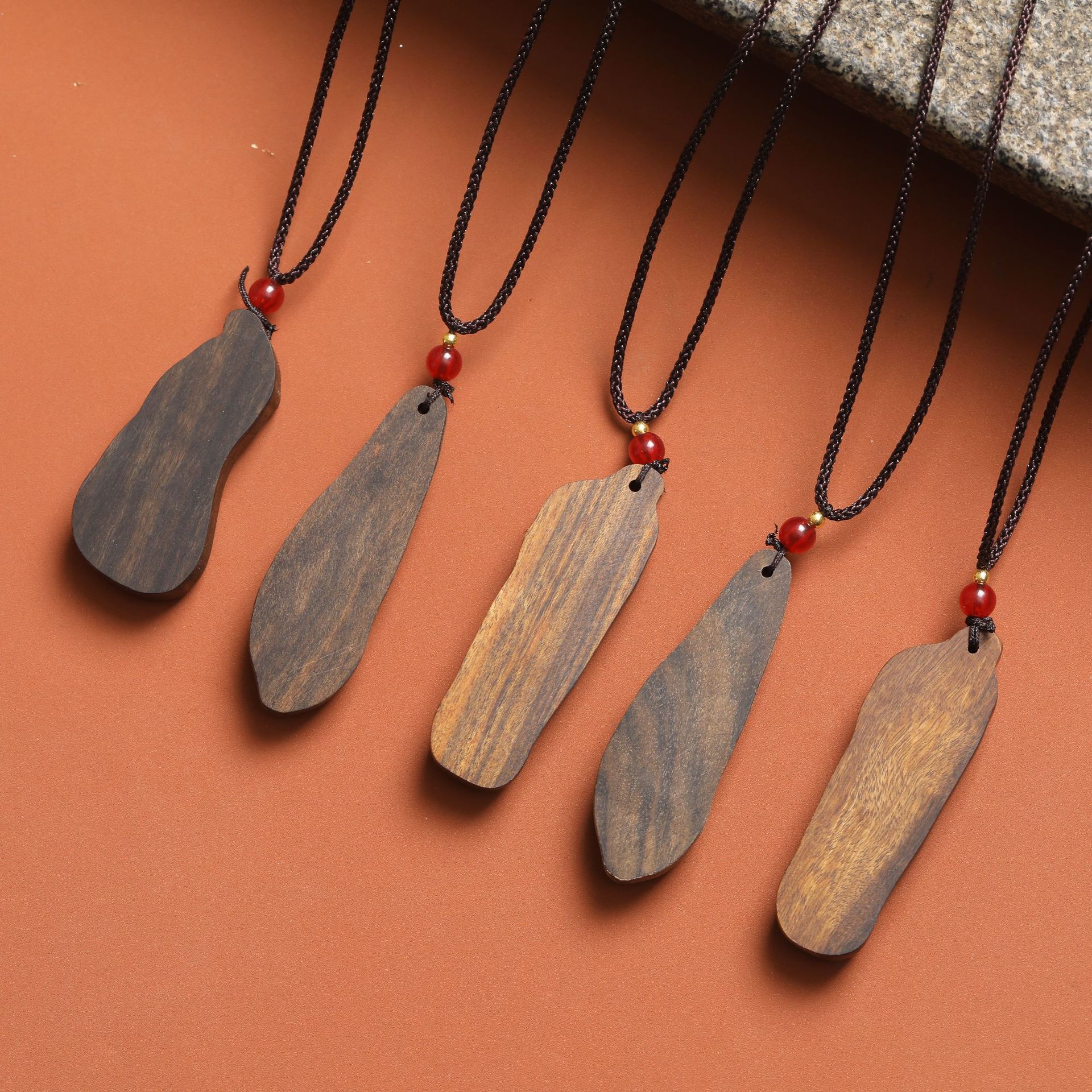 Agarwood oymalı el sanatları kolyesi, Buddha yazılı