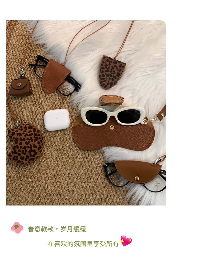 Leder-Dackel-Bär-Anhänger mit Sonnenbrillenetui