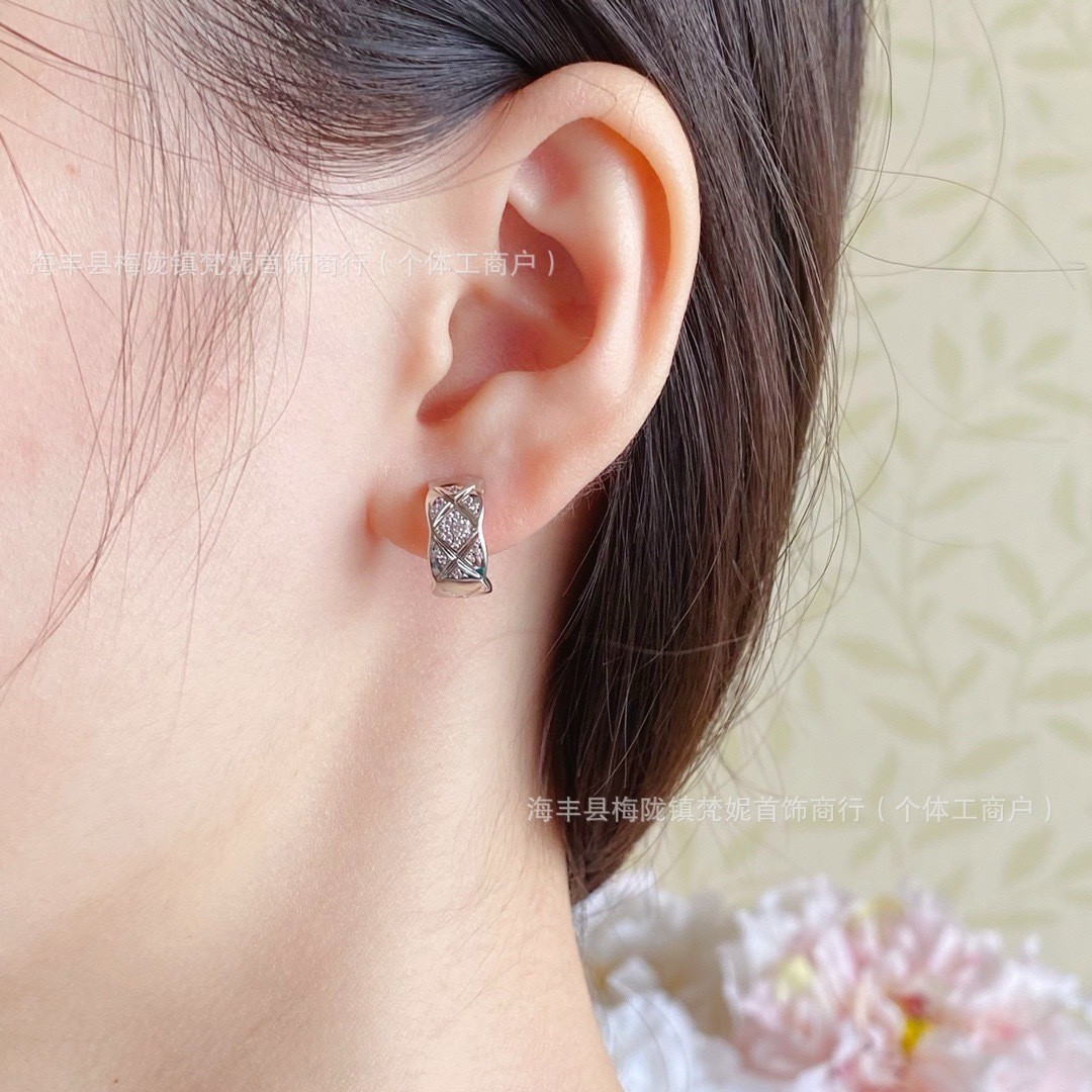Quilted cross pineapple pattern earrings gold