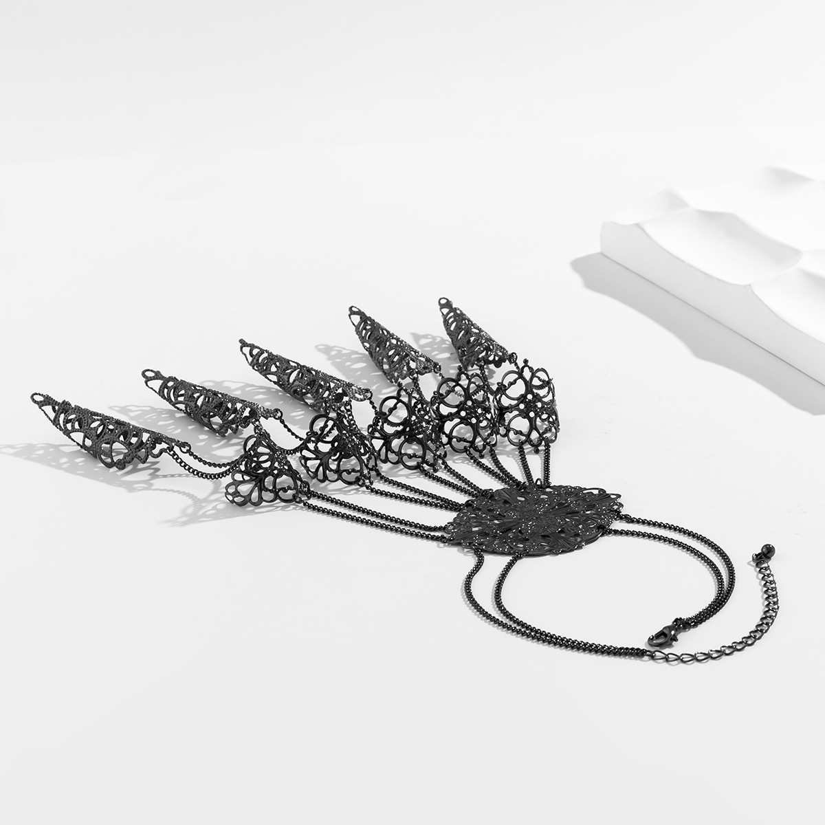 Gotik-Kettenfingerarmband Damen mit Ziernieten
