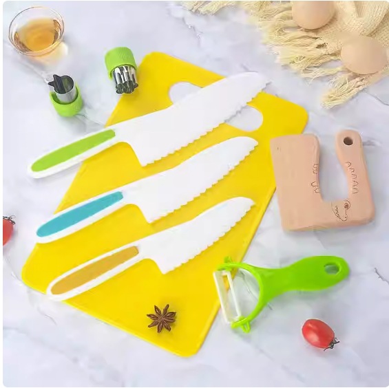 Children's plastic safety knife set for pretend play kitchen