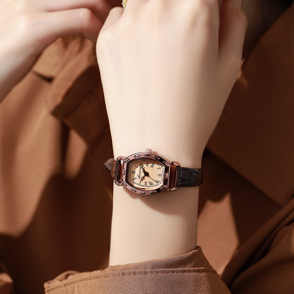 Women's quartz watch vintage, leather strap