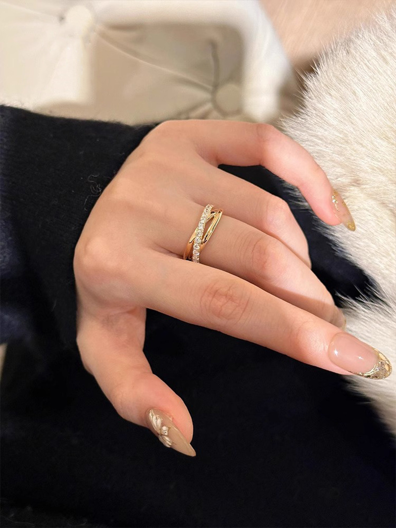 Three-ring micro-inlaid ring