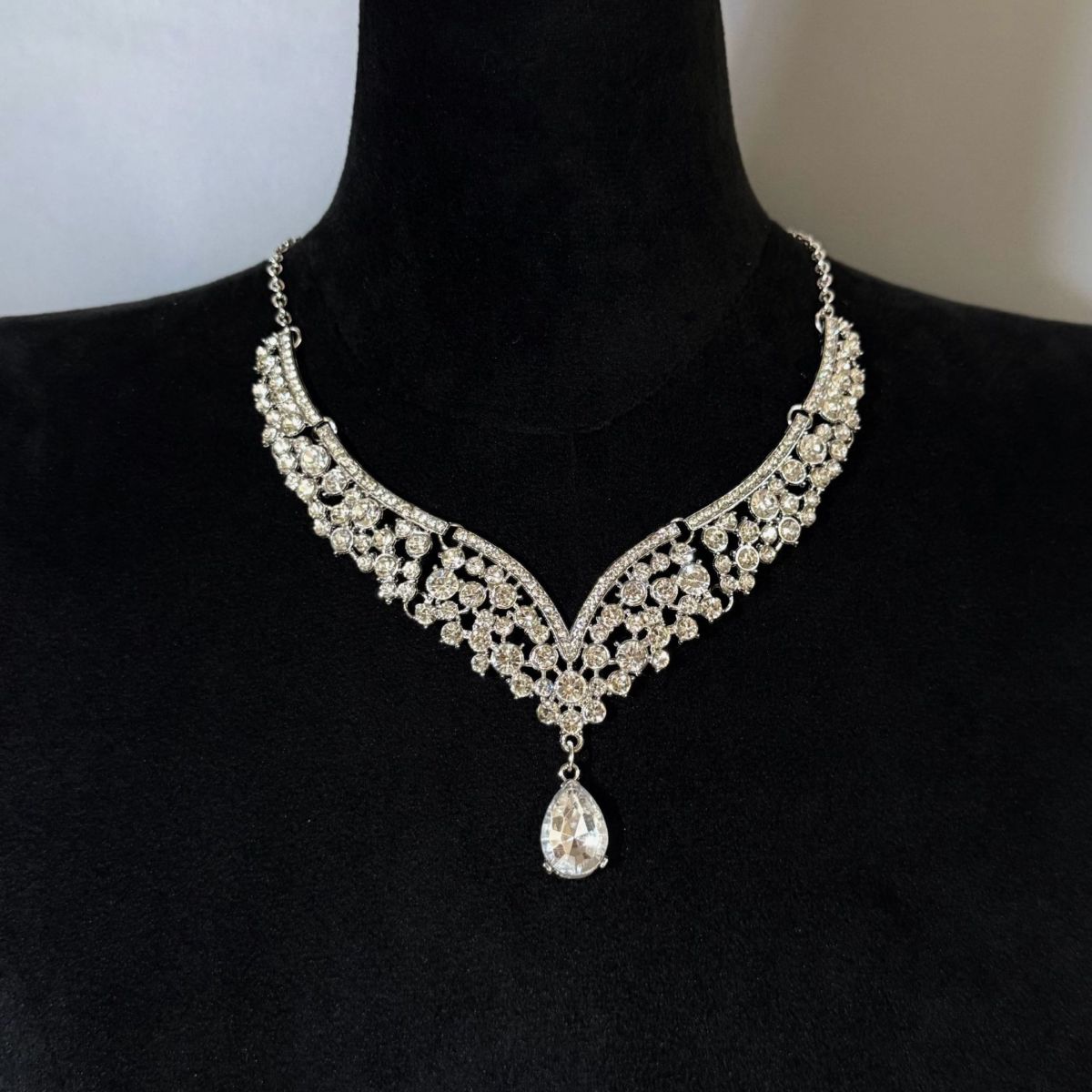 Flash necklace with gemstone details, clavicle chain