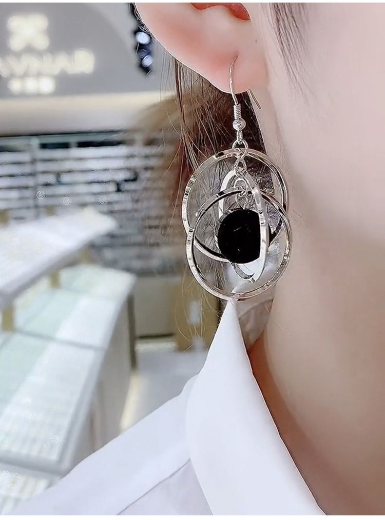 Moda halka büyük küpe, tasarımcı dönen model