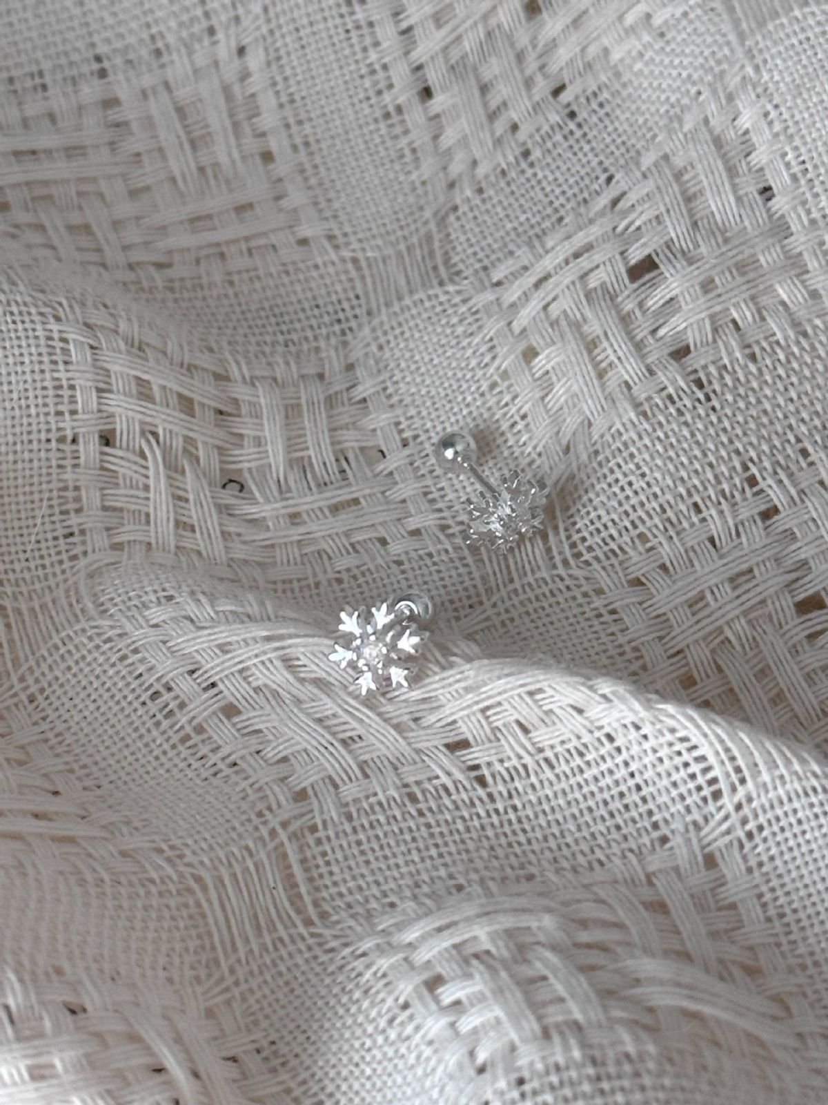 S999 Reines Silber Schneeflocken-Ohrstecker mit Ohrklemme, elegantes Design