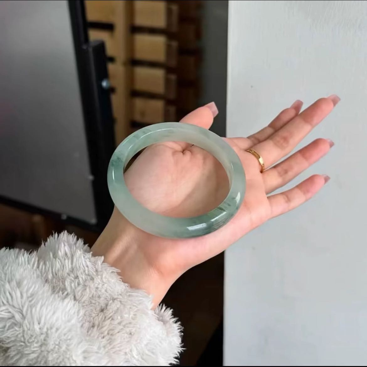 Tian Shan Jade Armband mit grünen Flöckchen, eisweiße Grundierung