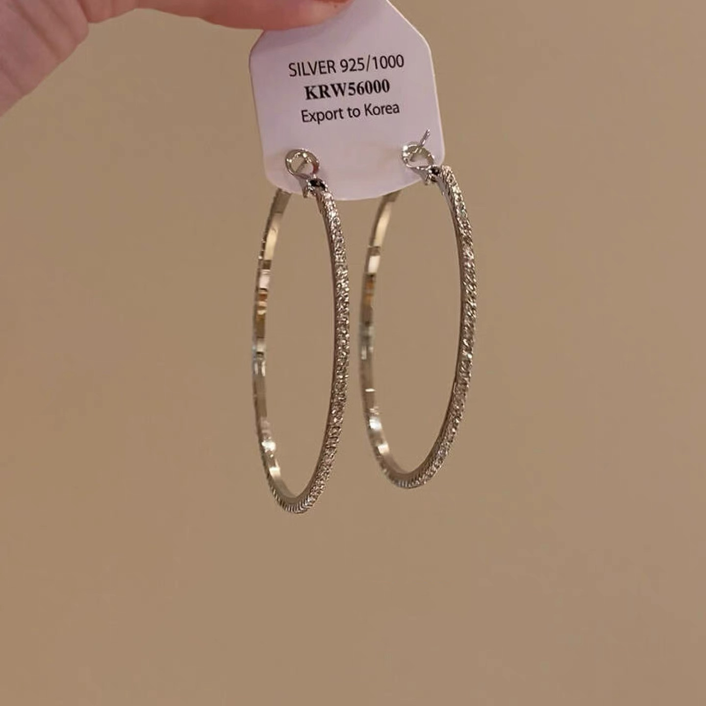 Gümüş iğne yuvarlak küpe, minimalist stil, hafif lüks, çok yönlü