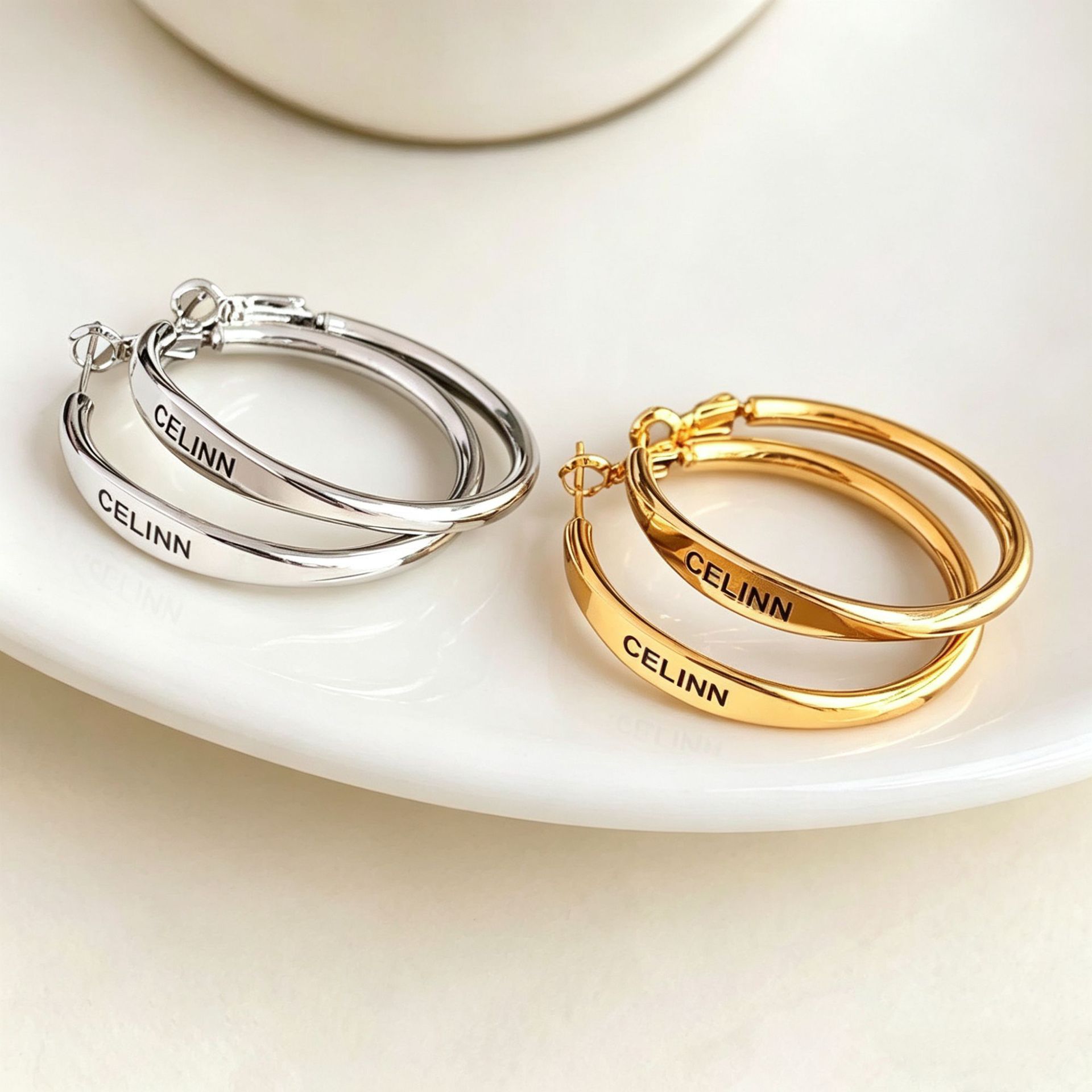 S925-Silber-Ohrringe mit Buchstabendesign