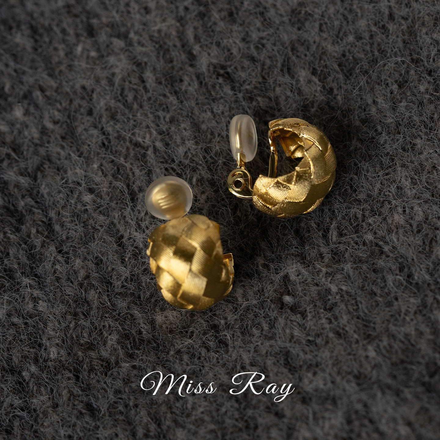 Handweb-Ohrclip mit Drahtgezogener Gold-Textur