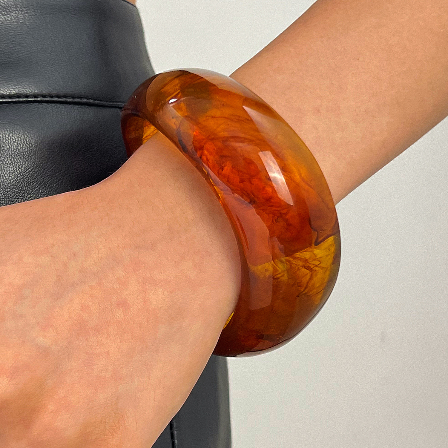 Vintage Kunstharz-Armband mit breitem Rand, Marmormuster, mehrfarbig