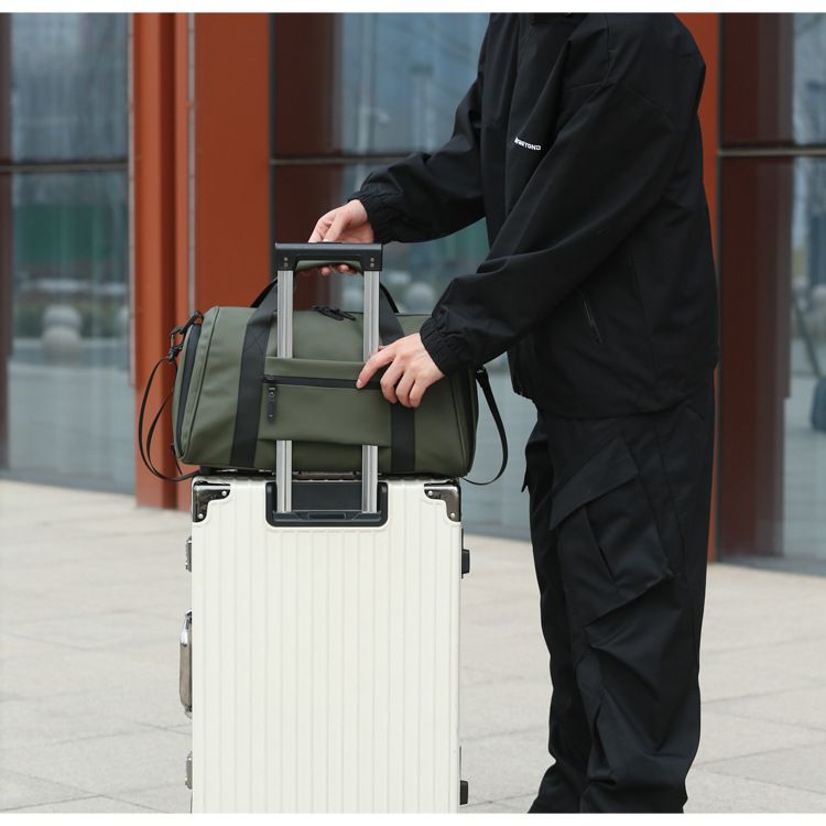 Men's sports bag with wet/dry compartment and shoe section