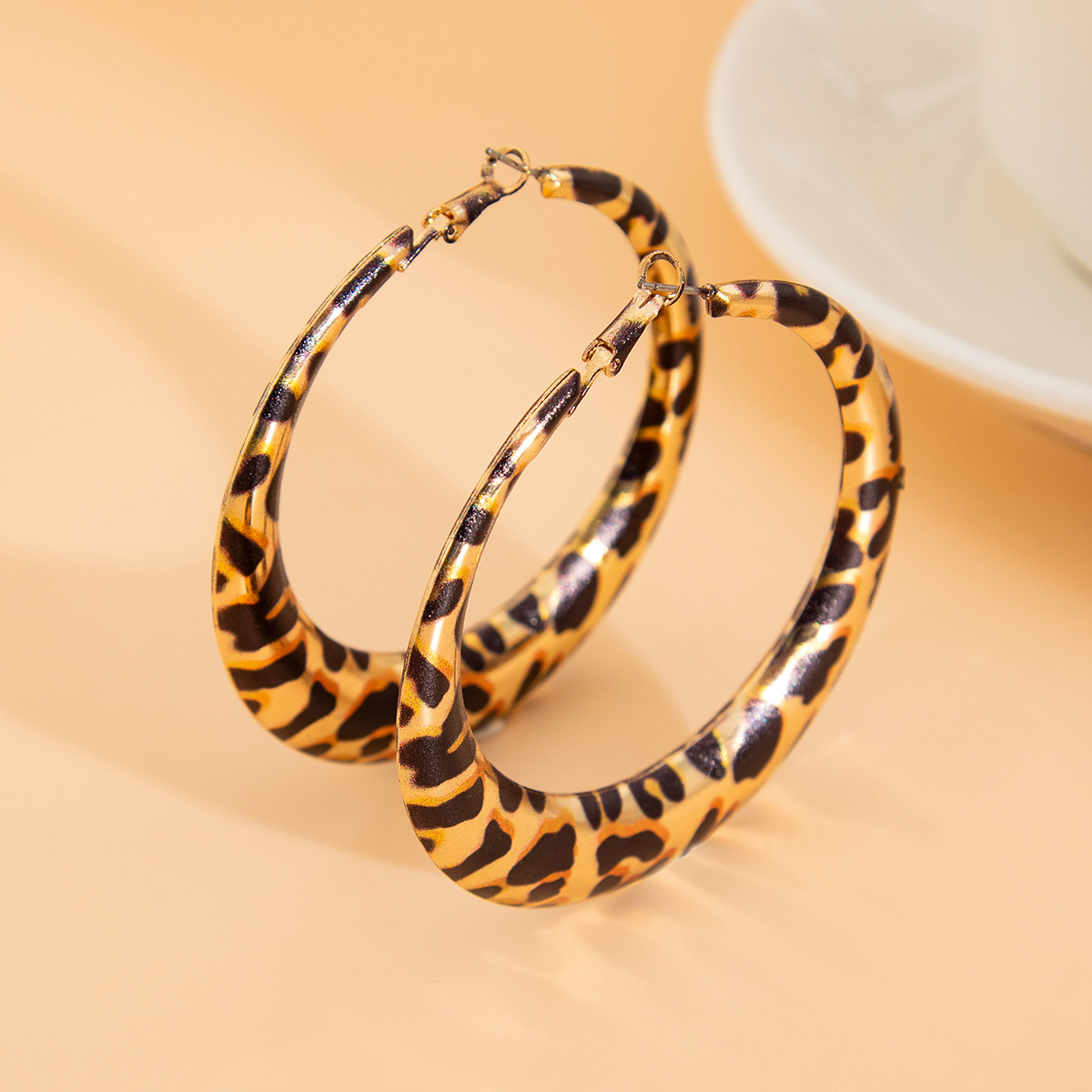 Leopar desenli geometrik metal çember küpe