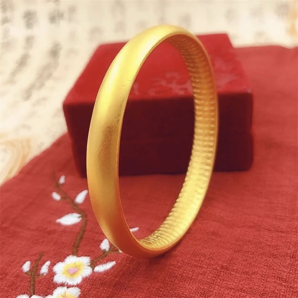 Gold-plated closed bracelet women heart design