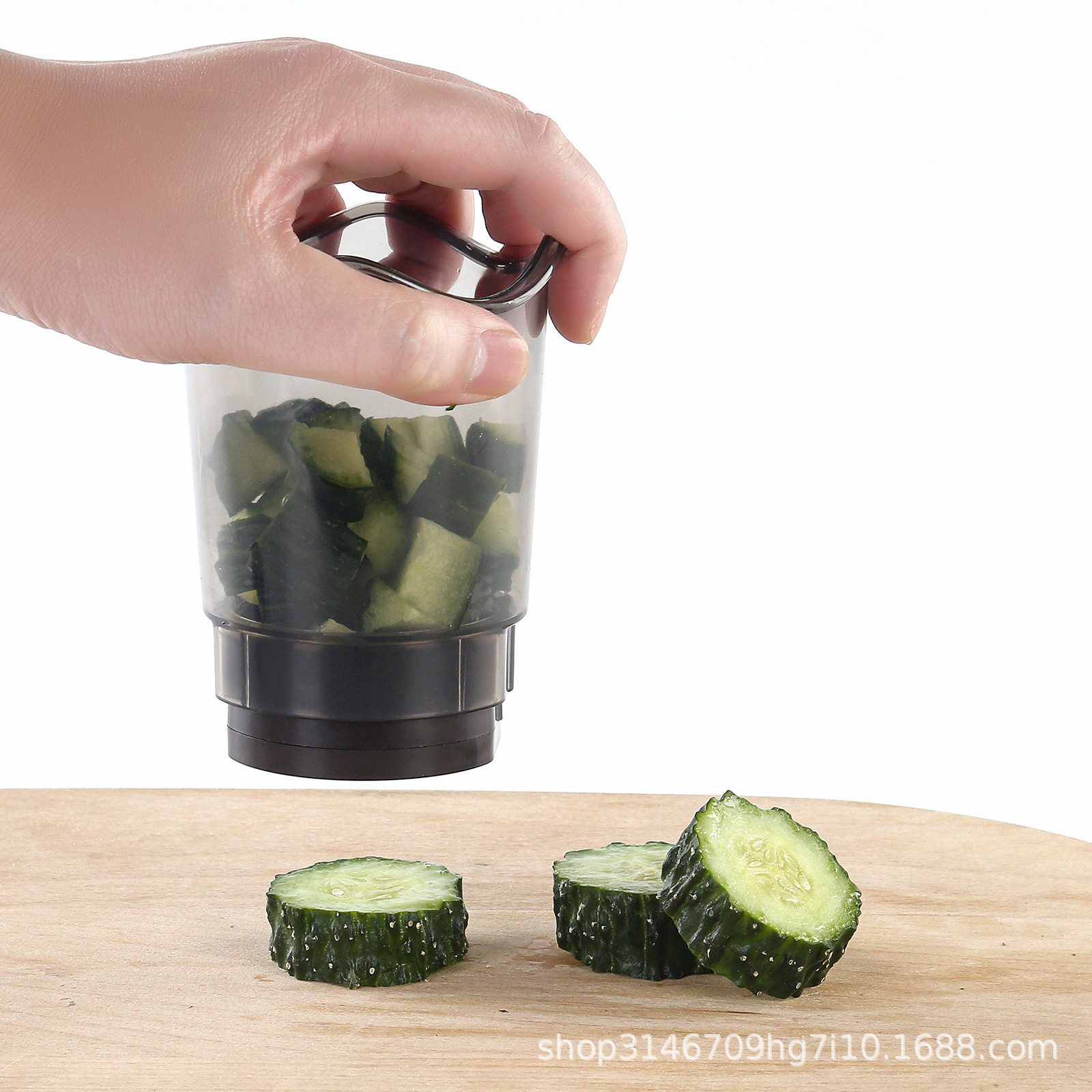 Multifunctional fruit and vegetable cutter for carrots, potatoes, strawberries