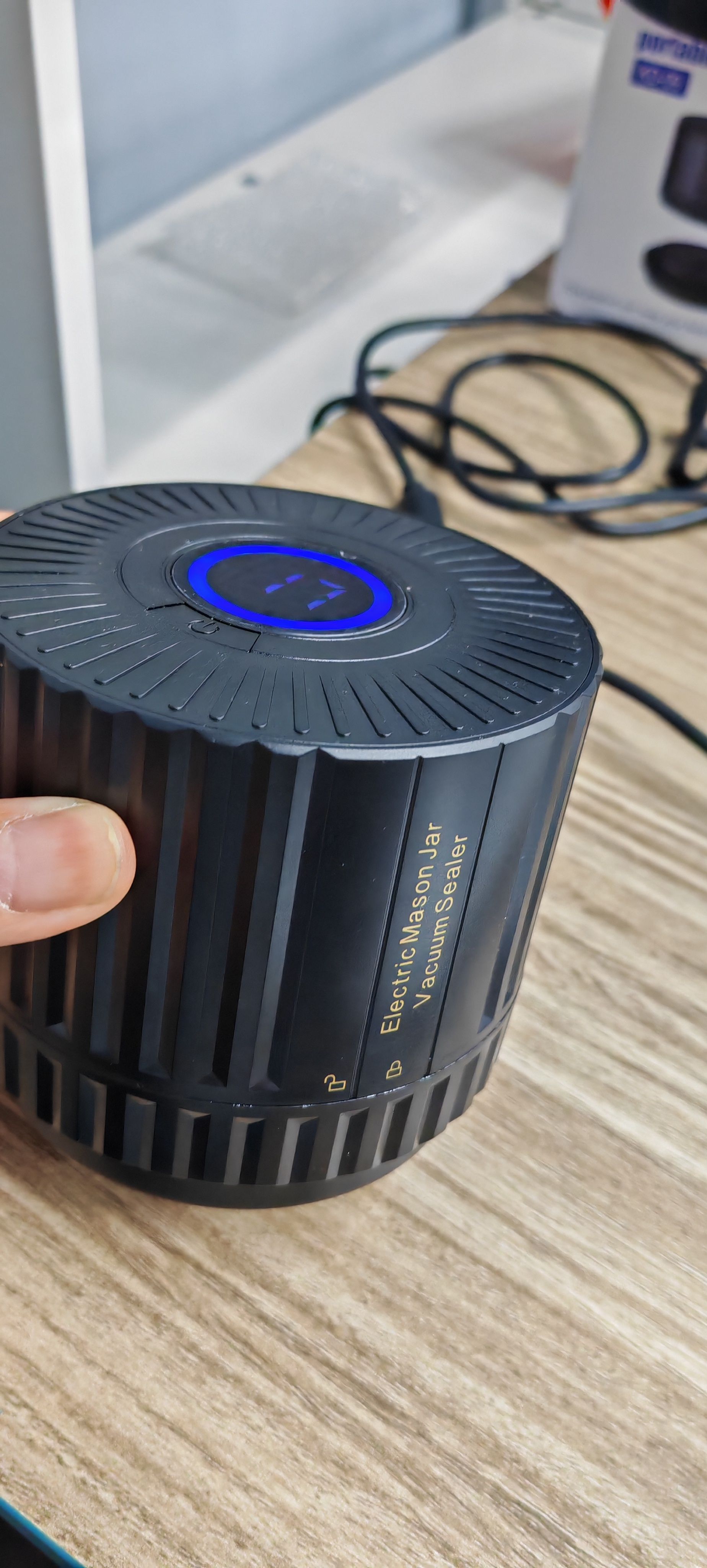 Electric vacuum sealer for Mason jars