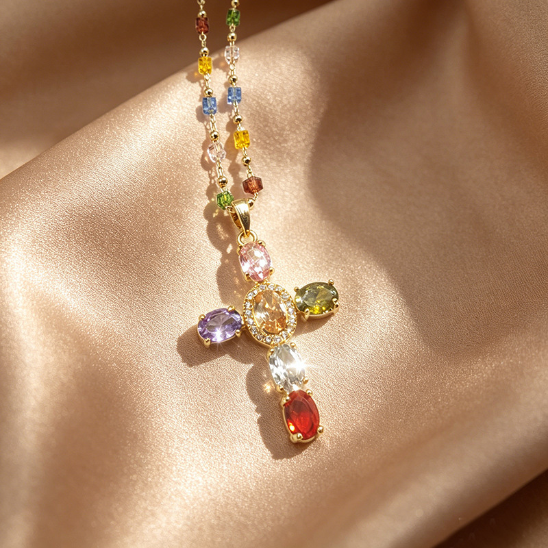 Renkli zirkon haç kolye, boncuk detaylı, kadın