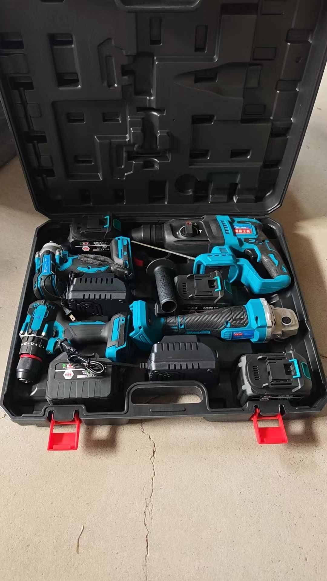 Makita 4-teiliges Akku-Set: Elektroschrauber, Winkelschleifer, Bohrmaschine, Schlagschraub