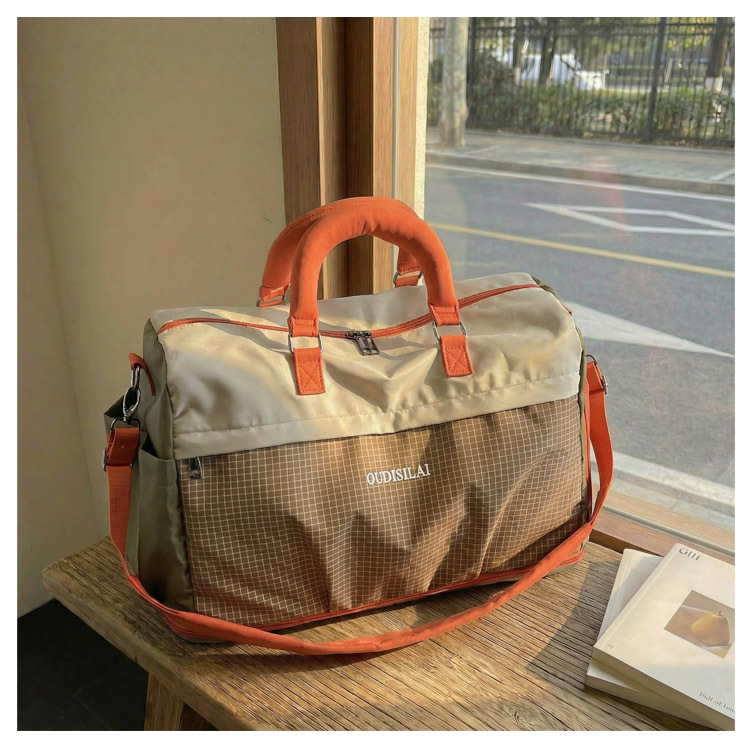 Expandable travel bag with shoe compartment, wet-dry separation