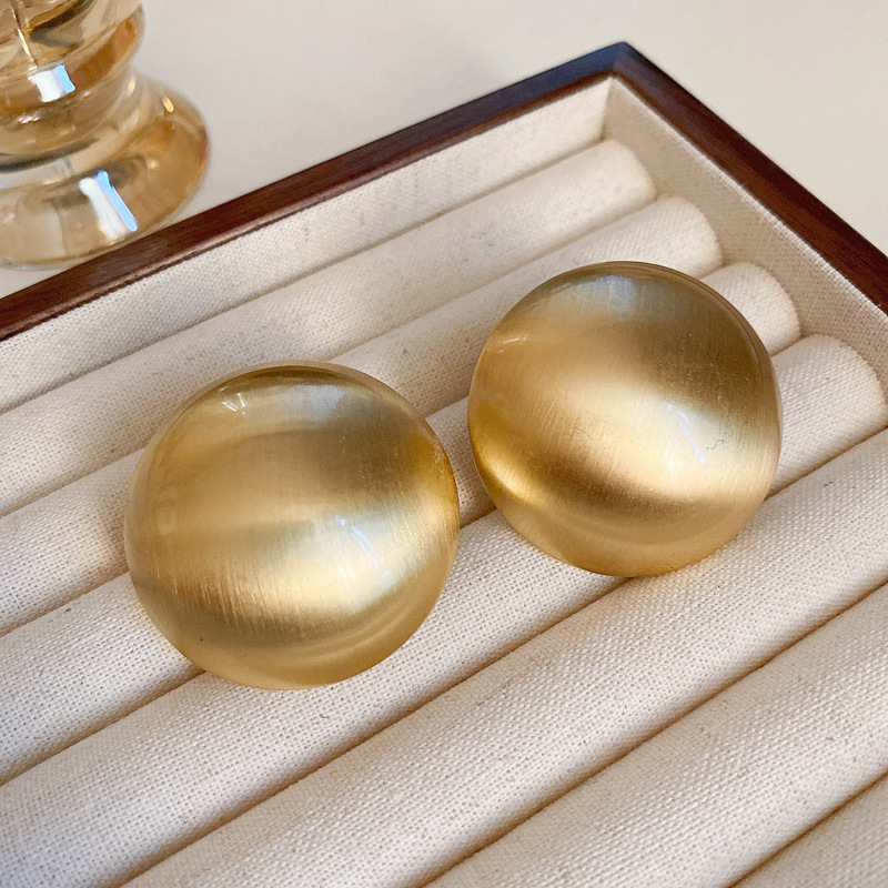 Silber-Perlen-Fischschwanz-Ohrringe im Metallic-Stil