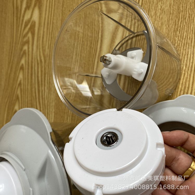 Hand-operated vegetable chopper for home kitchen use