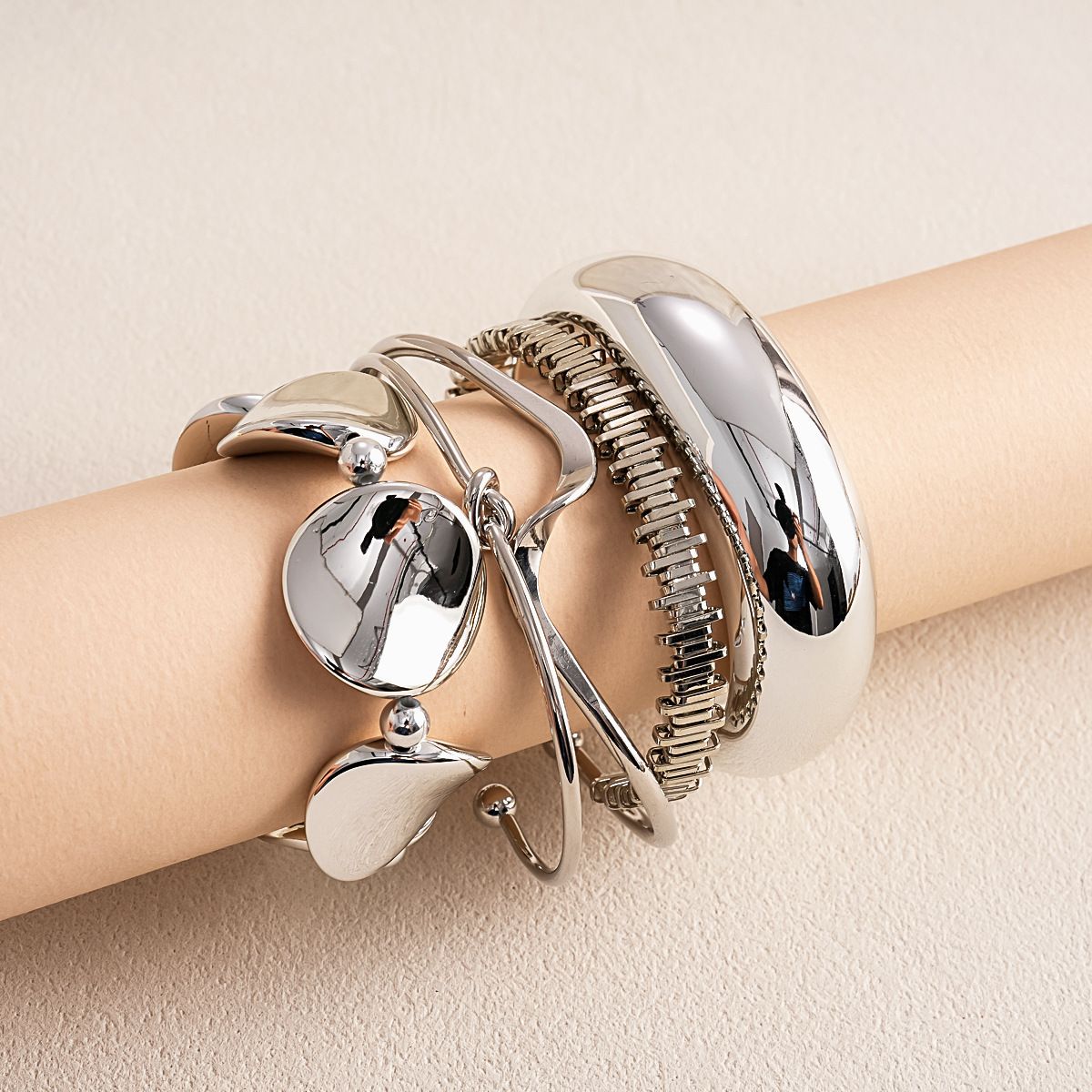 Striated gold bracelet, round, wrinkled design