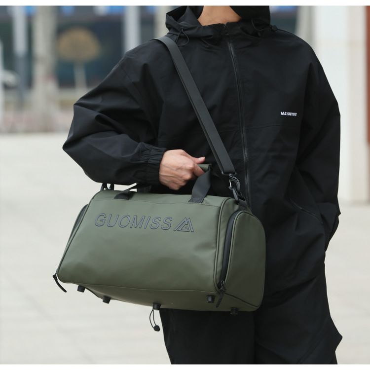 Men's sports bag with wet/dry compartment and shoe section