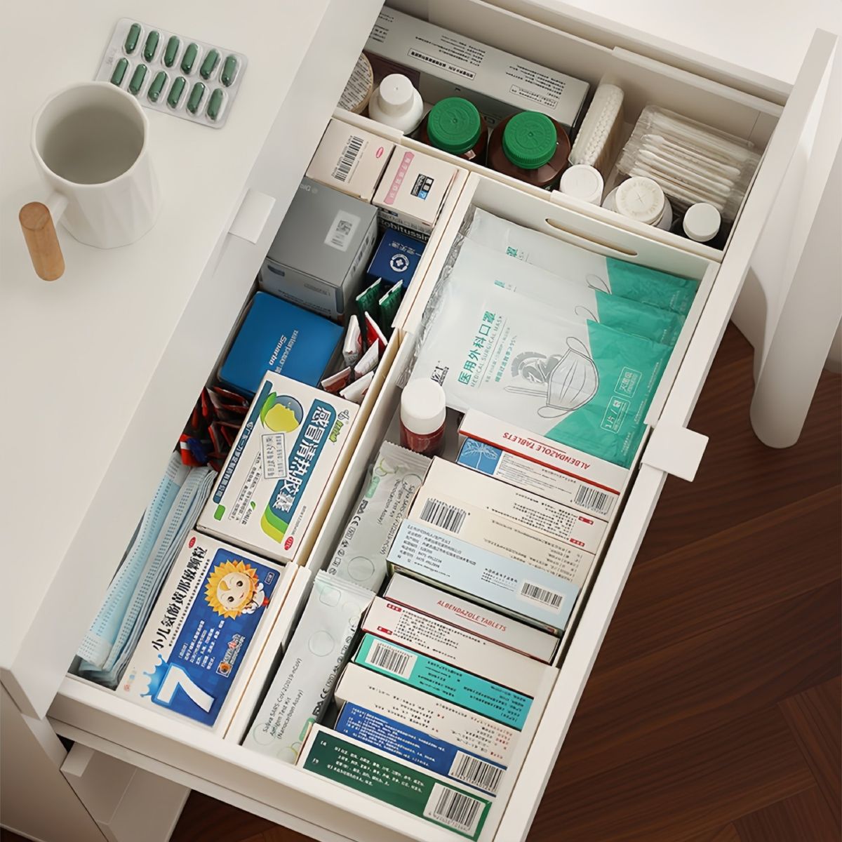Retractable kitchen storage box with rectangular design