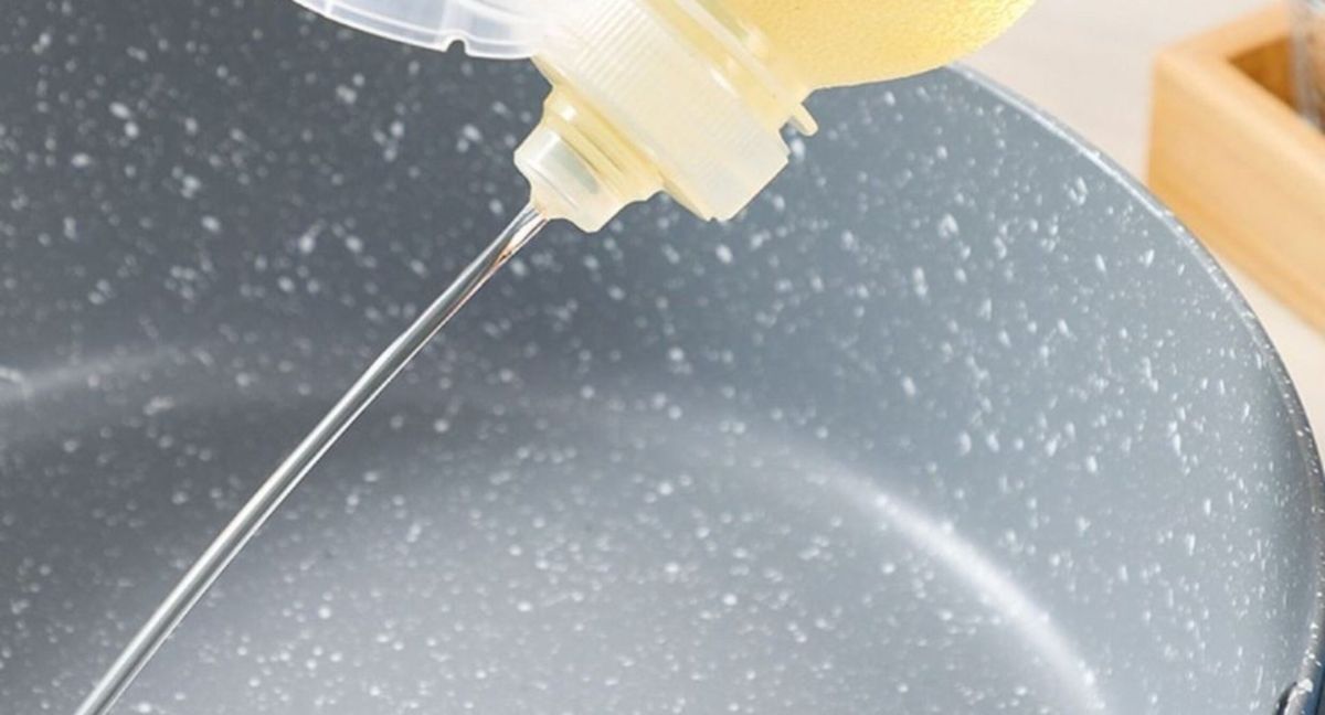 PP5 plastic oil bottle with spray and pouring function