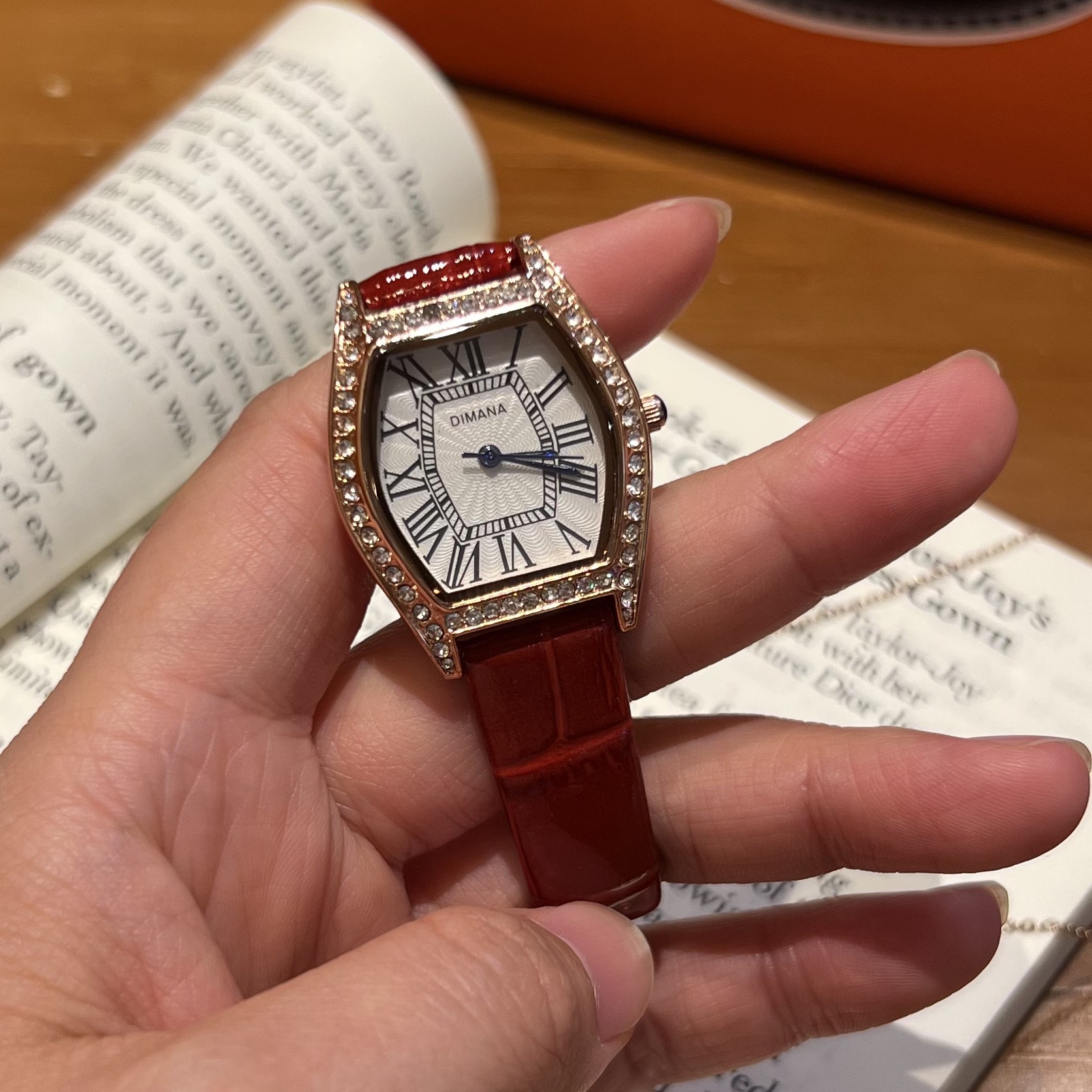 Retro Barrel-Shaped Women's Watch Roman Dial Leather Waterproof