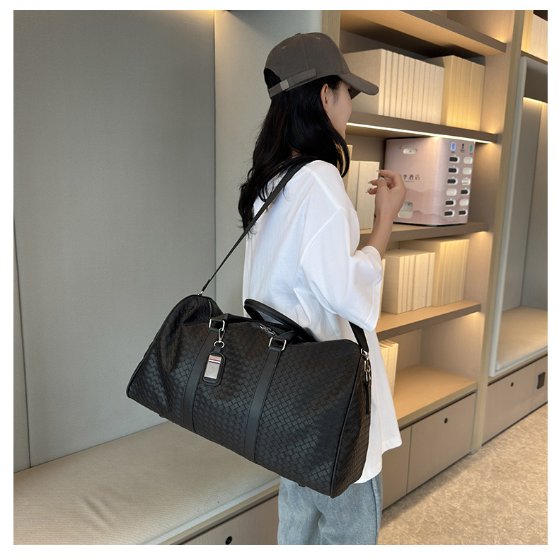 Sports bag with dry-wet compartments, large capacity