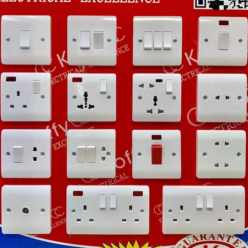 Britisches Standard-Bakelit-Steckdosenpanel, 13A Dreifach-Steckdose