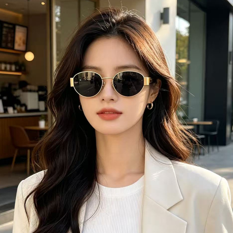 Sınır ötesi yeni Arc de Triomphe oval metal küçük çerçeveli güneş gözlüğü kadınlar için üst düzey moda sokak fotoğrafçılığı güneş gözlüğü güneşlik gözlük