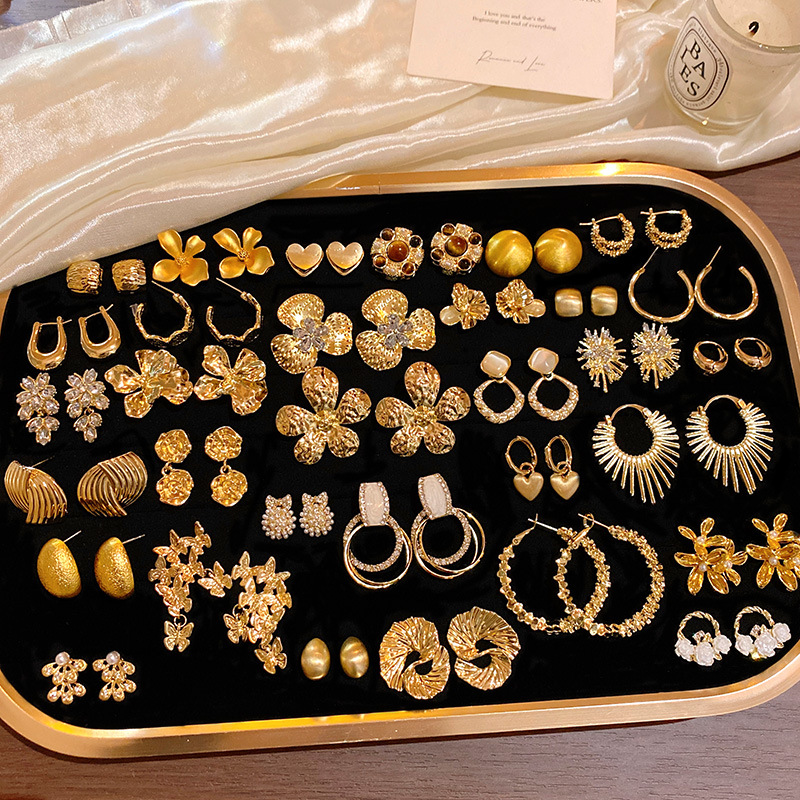 Avrupa-Amerika Vintage Abartılı Metal Küpe Kadın Tasarım Niş Lüks Hissi Düz Halka Küpe Hafif Lüks Çiçek Kulak Halkası Küpe