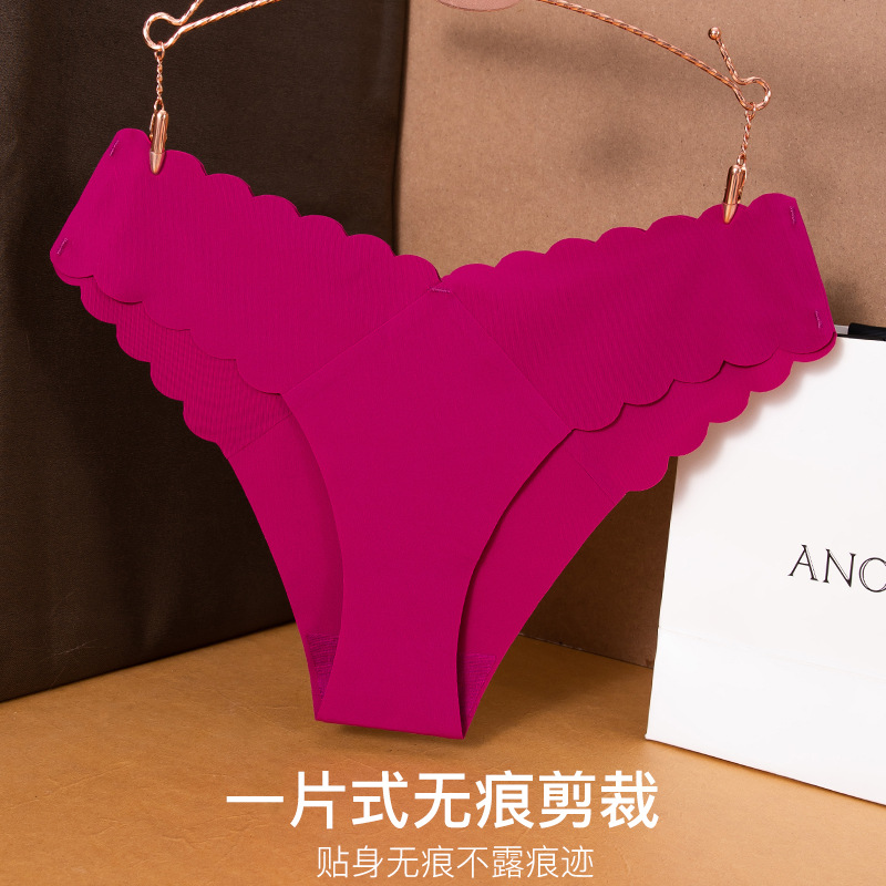 Women's Seamless Cotton Thong with V-Shaped Waistband