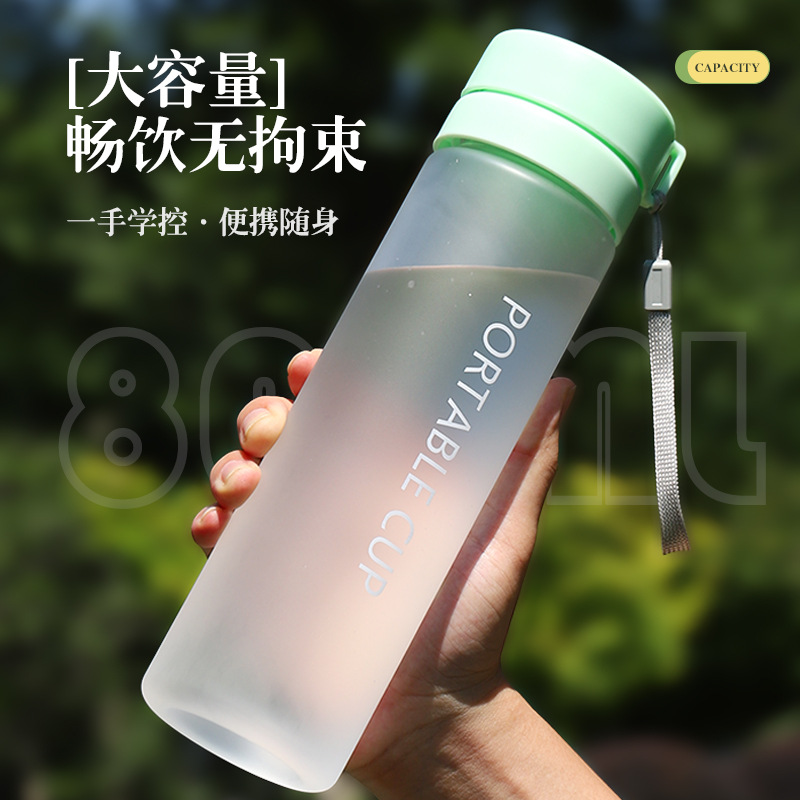 Spor su şişesi toptan satış, dış mekan büyük kapasiteli buzlu şeffaf plastik su şişesi, taşıma askılı ve çay süzgeçli, kişiselleştirilebilir. - 3