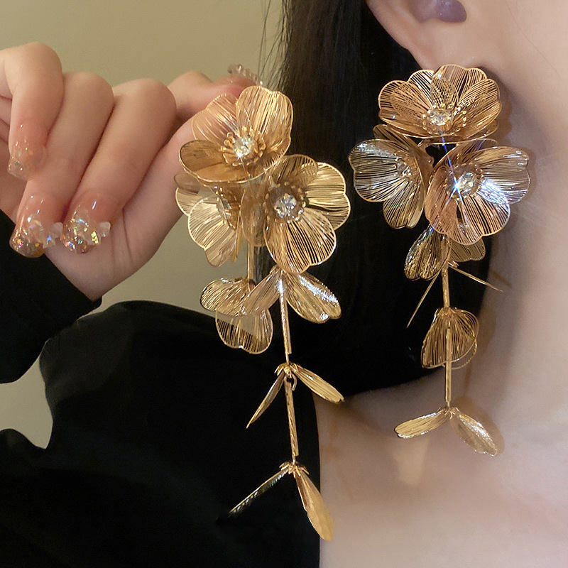 New style waterfall fish tail long tassel earrings, fashionable diamond-embellished floral pattern, unique and bold statement earrings.