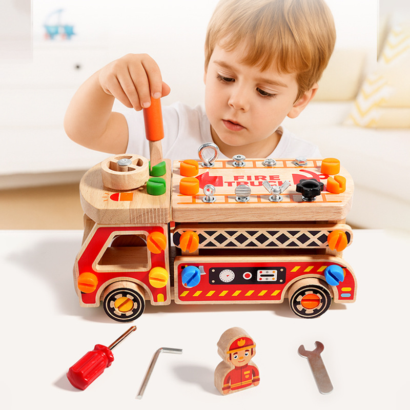 Holz-Feuerwehrauto mit Schrauben- und Muttern-Steckspielzeug