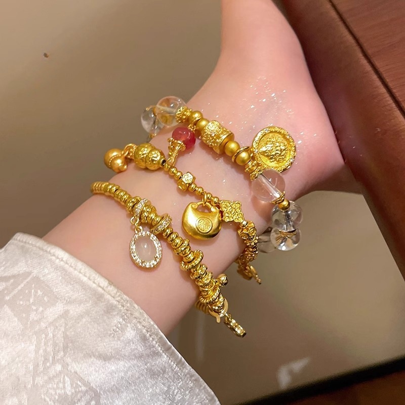 Goldfarbenes geflochtenes Seilarmband im chinesischen Stil