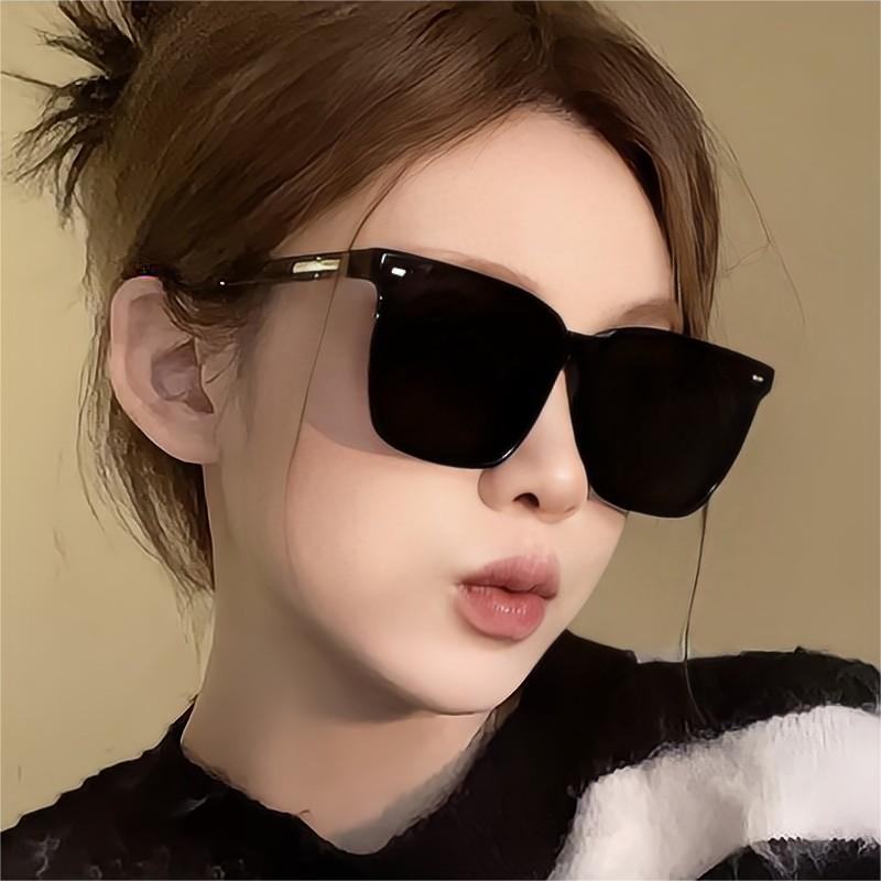Black-Frame Cat-Eye Sunglasses with UV Protection