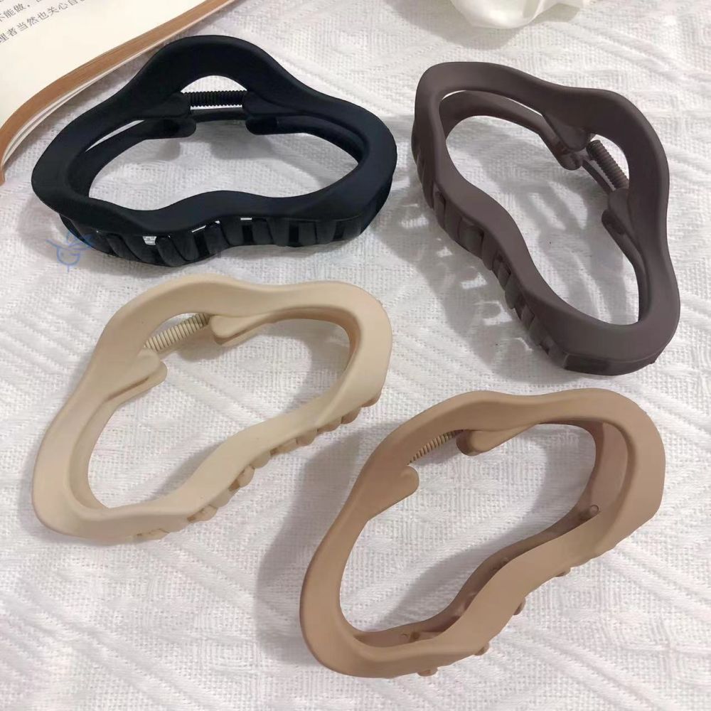 Irregular claw hair clip for women, new premium style, suitable for thick hair at the back of the head, large shark clip, plain hair accessory.