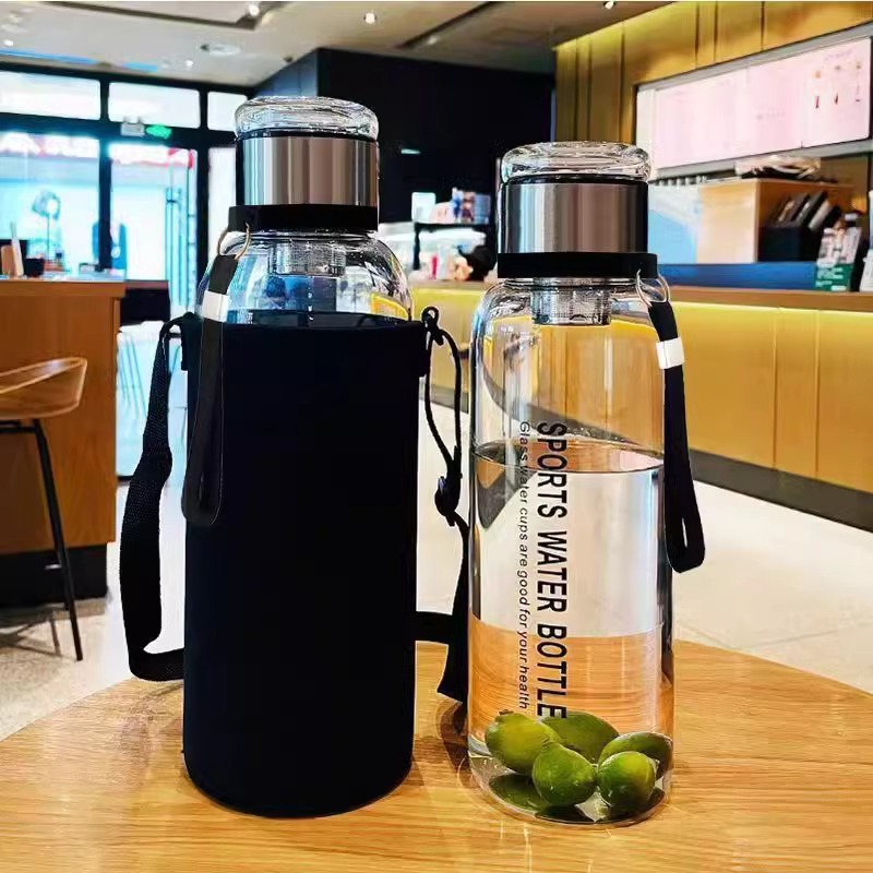 Borosilikat-Glas-Sportflasche mit Teesieb und isolierender Hülle