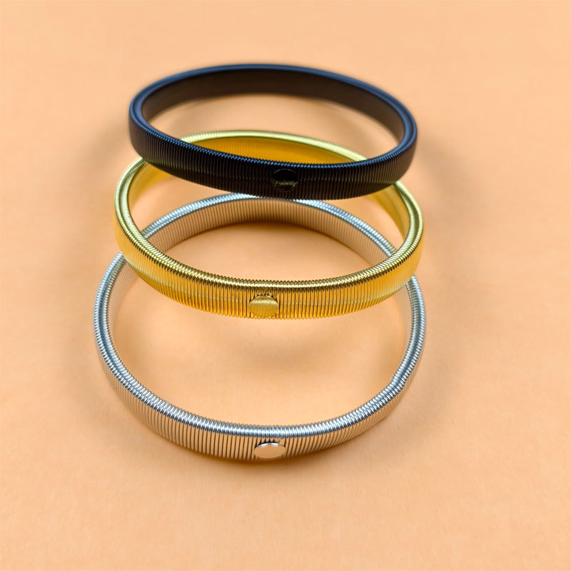 Außenhandelsbeschaffung europäischer und amerikanischer Herrens-Metallfedern-Armbänder elastische Armbänder Armringe umweltfreundliche hochwertige farbschützende Armbänder - 1