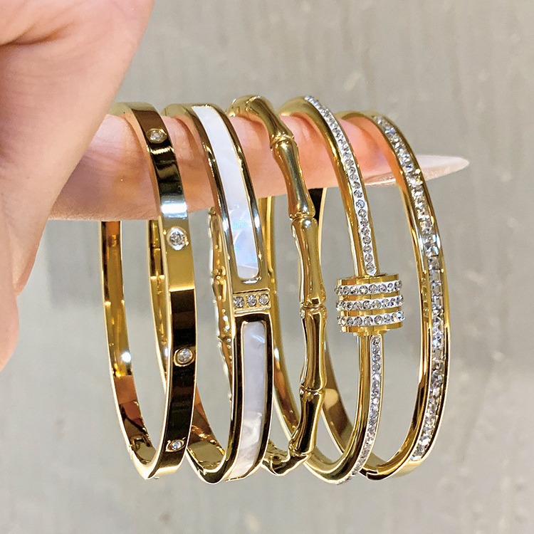 Gypsophila Titanstahl-Armband mit kleinem Taillenbund für Frauen, hochwertiges flaches Ring-Armband, Handschmuck-Armband, zugänglicher Luxus im Nischensegment