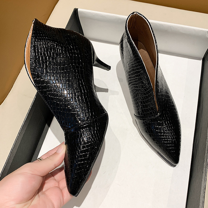Spitze Lackleder-Kurzstiefel für Damen, dünner Absatz, Schlangenhautmuster