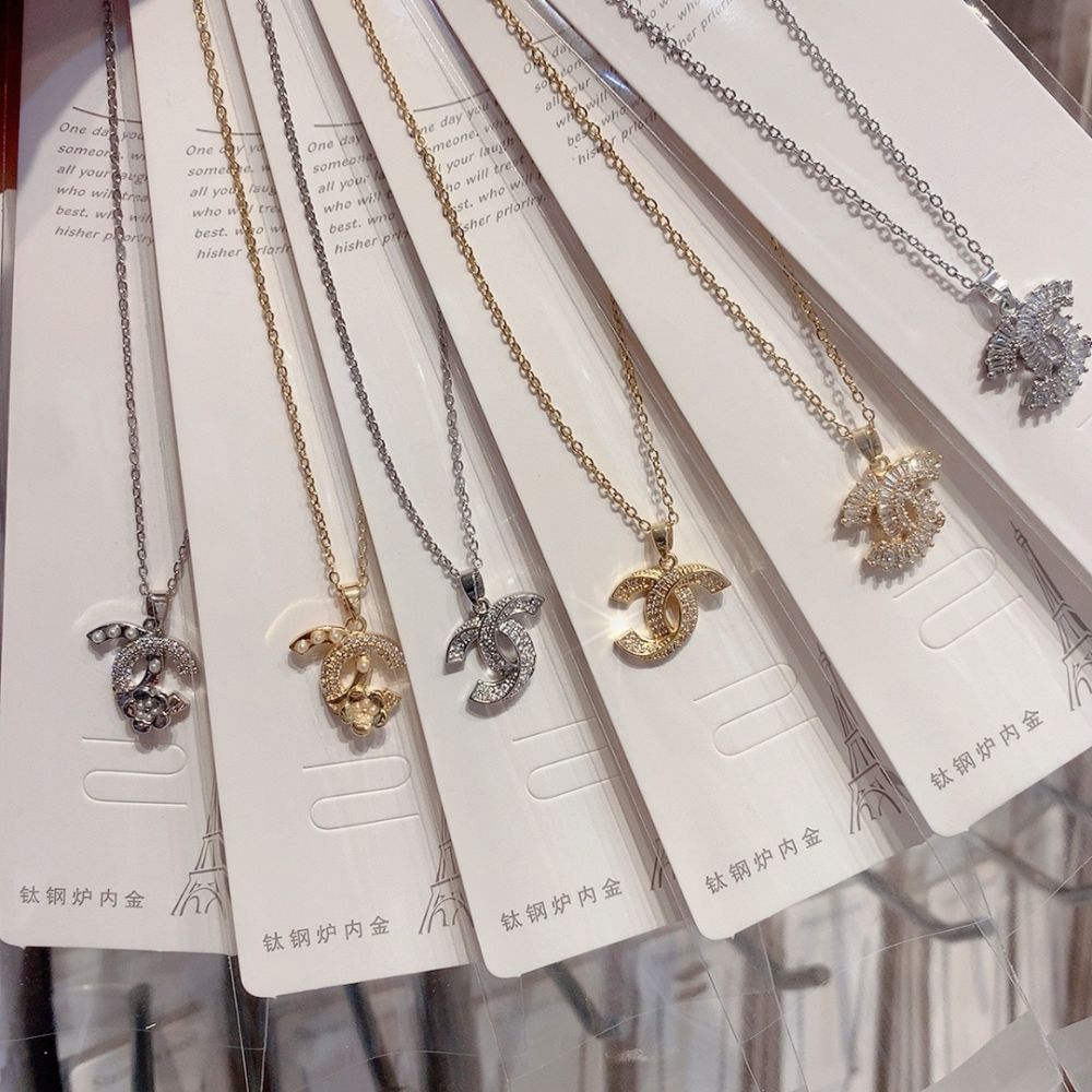 Sınır ötesi popüler titanyum çelik kolye, tasarımcı kolye, Chanel tarzı kolye, tasarımcı takı, tasarımcı aksesuar kolye toptan satış