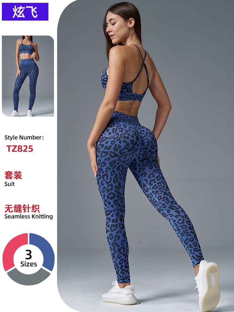 Nahtloses Yoga-Set: Leggings, Top und BH - 1