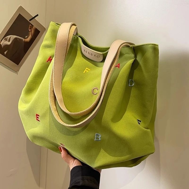 Neue Canvas-Taschen 2025, großes Fassungsvermögen, modische Damen-Handtasche mit bestickten Buchstaben, frischer Schüler-Schultertasche, Tote Bag