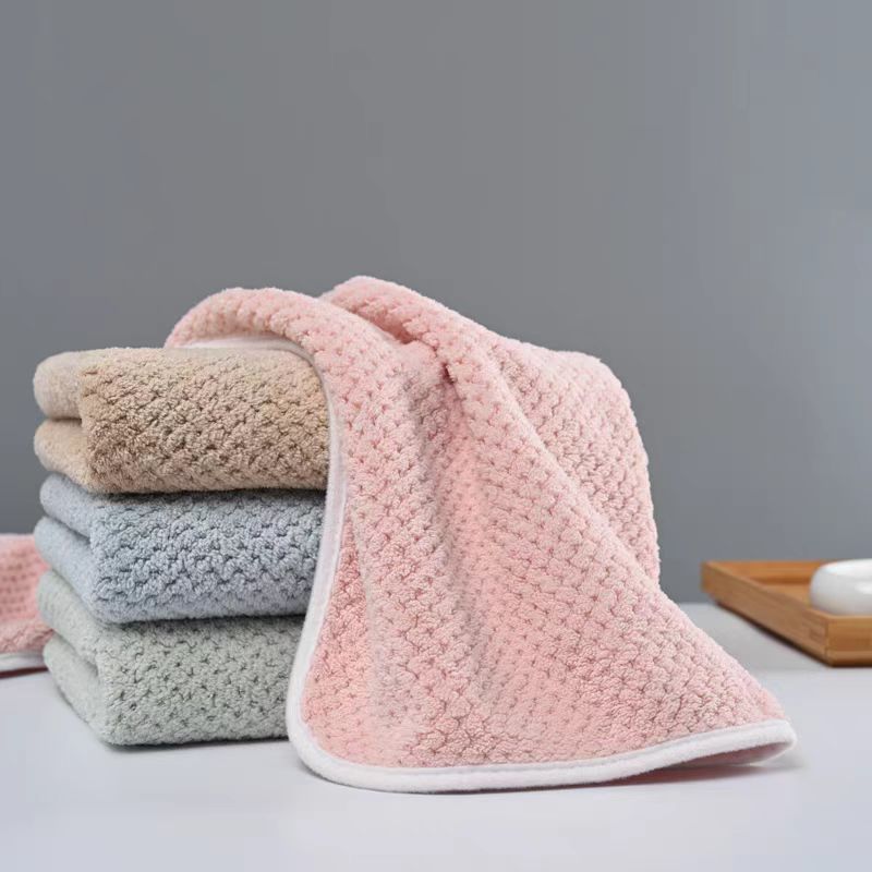 Pineapple pattern coral fleece towel set, extra thick, absorbent, lint-free, for face washing and bathing, wholesale, absorbent, lint-free.