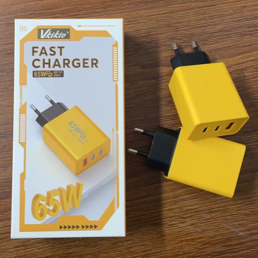 Yeni ürün PD65W akıllı şarj başlığı çift Tip-C + tek USB adaptörlü çok fonksiyonlu cep telefonu hızlı şarj cihazı